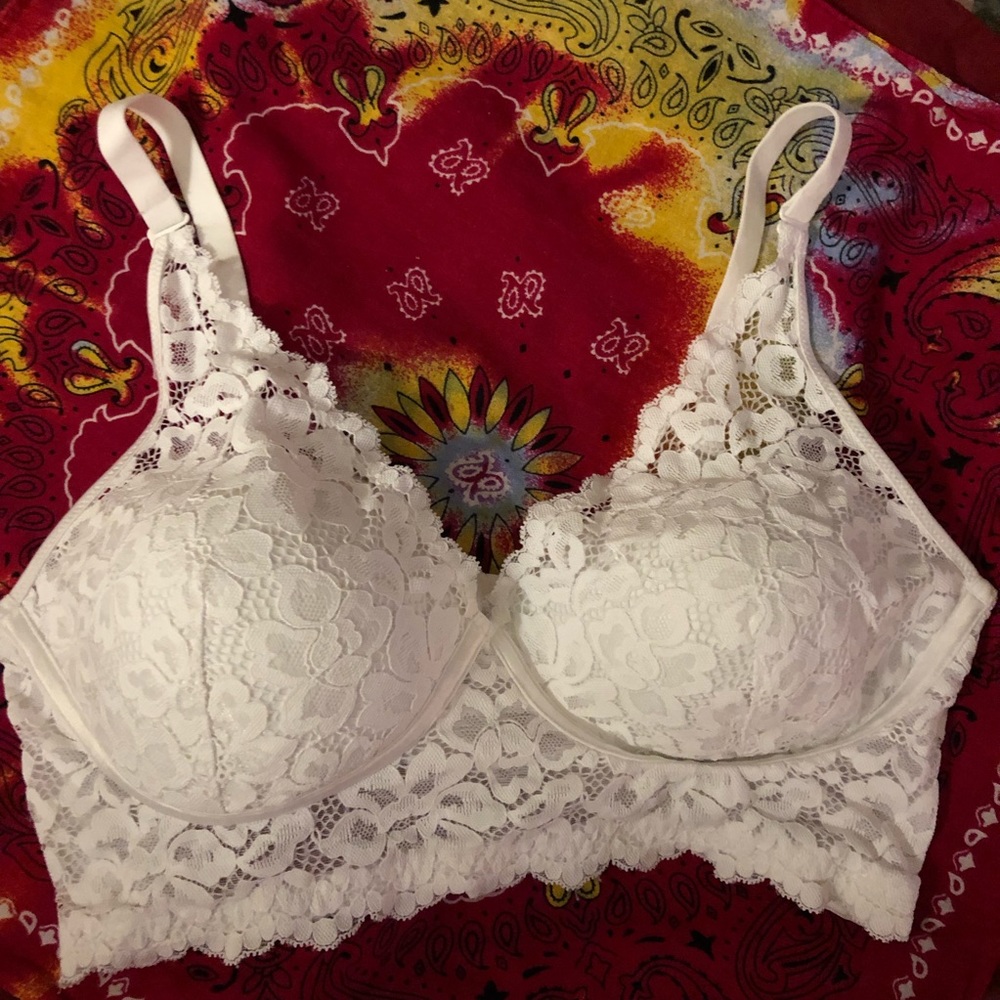 This is a White bra and the size is 36C